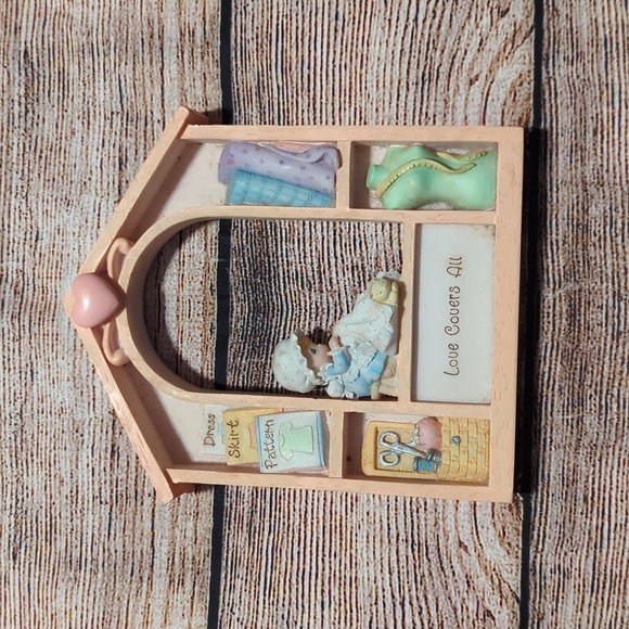Precious Moments "Love Covers All" Decor - Picture 1 of 3